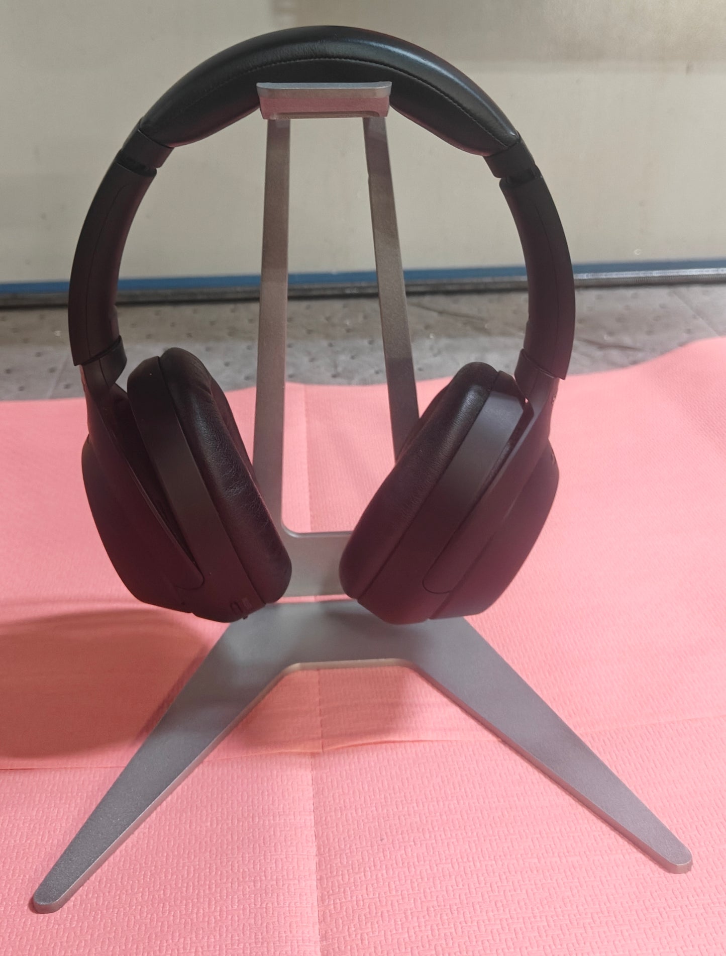 Headphones stand
